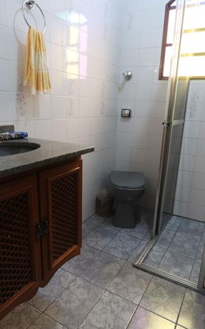 Casa à venda com 240m², 3 quartos e 2 vagasBanheiro