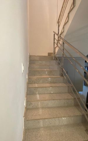 Casa para alugar com 2500m², 5 quartos e 8 vagas Casa para alugar com 2500m², 5 quartos e 8 vagasEscada