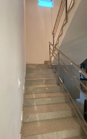 Casa para alugar com 2500m², 5 quartos e 8 vagas Casa para alugar com 2500m², 5 quartos e 8 vagasEscada