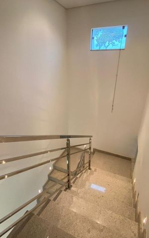 Casa para alugar com 2500m², 5 quartos e 8 vagas Casa para alugar com 2500m², 5 quartos e 8 vagasEscada