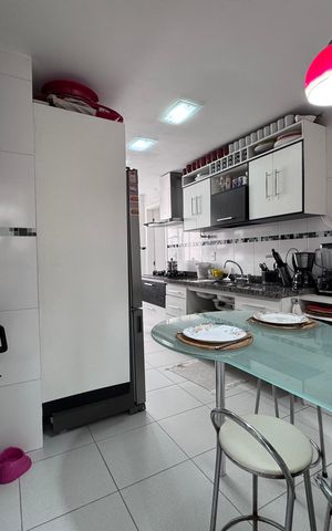 Apartamento à venda com 360m², 3 quartos e 3 vagas Apartamento à venda com 360m², 3 quartos e 3 vagasCozinha e Área de Serviço