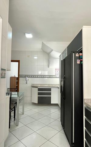 Casa à venda com 270m², 4 quartos e 4 vagas Casa à venda com 270m², 4 quartos e 4 vagasCozinha
