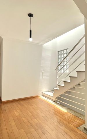 Casa à venda com 270m², 4 quartos e 4 vagas Casa à venda com 270m², 4 quartos e 4 vagasCorredor