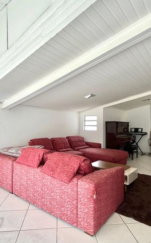 Casa à venda com 270m², 4 quartos e 4 vagas Casa à venda com 270m², 4 quartos e 4 vagasSala de TV