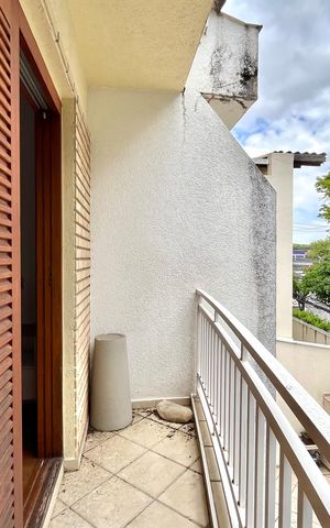Casa à venda com 270m², 4 quartos e 4 vagas Casa à venda com 270m², 4 quartos e 4 vagasVaranda da Suíte 3
