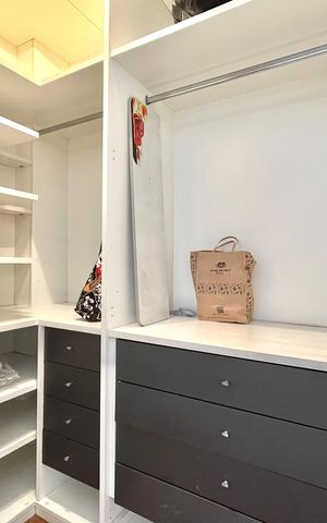 Casa à venda com 270m², 4 quartos e 4 vagas Casa à venda com 270m², 4 quartos e 4 vagasCloset da Suíte 1