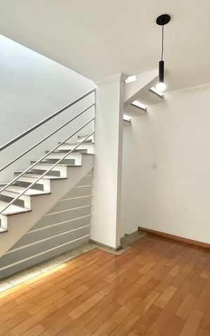 Casa à venda com 270m², 4 quartos e 4 vagas Casa à venda com 270m², 4 quartos e 4 vagasCorredor