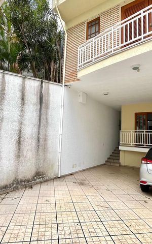 Casa à venda com 270m², 4 quartos e 4 vagas Casa à venda com 270m², 4 quartos e 4 vagasGaragem