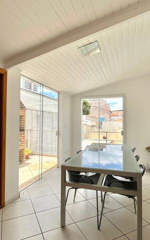 Casa à venda com 270m², 4 quartos e 4 vagas Casa à venda com 270m², 4 quartos e 4 vagasSuite 4