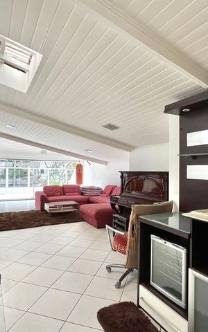 Casa à venda com 270m², 4 quartos e 4 vagas Casa à venda com 270m², 4 quartos e 4 vagasSala de TV
