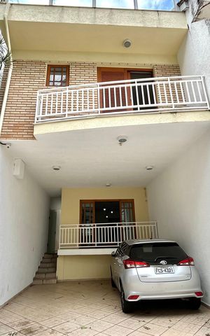 Casa à venda com 270m², 4 quartos e 4 vagas Casa à venda com 270m², 4 quartos e 4 vagasGaragem