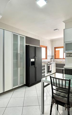 Casa à venda com 270m², 4 quartos e 4 vagas Casa à venda com 270m², 4 quartos e 4 vagasCozinha