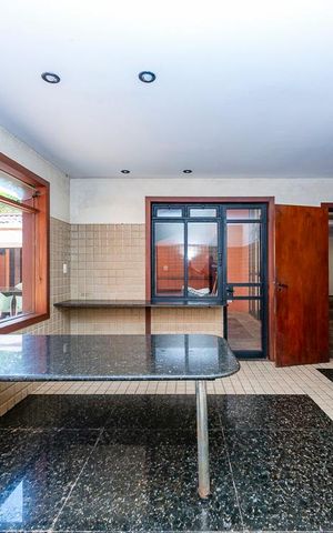 Casa à venda com 470m², 4 quartos e 4 vagas Casa à venda com 470m², 4 quartos e 4 vagasSala de Jantar