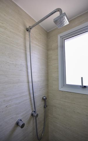 Apartamento à venda com 91m², 2 quartos e 2 vagasChuveiro da Suíte 1