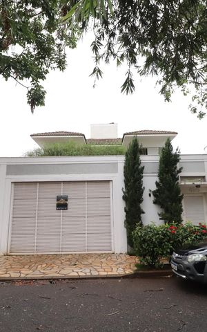Casa para alugar com 322m², 4 quartos e 4 vagasFachada