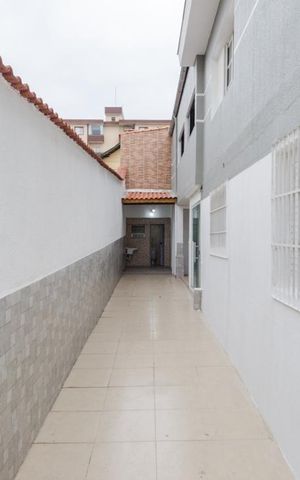 Casa à venda com 220m², 4 quartos e 3 vagas Casa à venda com 220m², 4 quartos e 3 vagasQuintal ( Casa 2 )