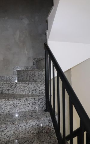 Casa à venda com 140m², 2 quartos e 2 vagasEscada