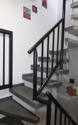 Casa à venda com 140m², 2 quartos e 2 vagasEscada
