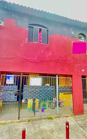 Casa à venda com 200m², 5 quartos e 2 vagas Casa à venda com 200m², 5 quartos e 2 vagasPlaca instalada na fachada do imovel