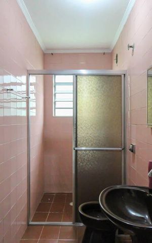 Casa à venda com 200m², 4 quartos e 2 vagas Casa à venda com 200m², 4 quartos e 2 vagasBanheiro