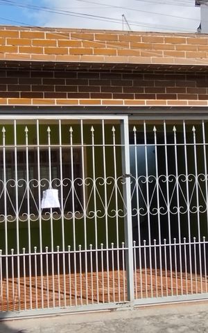 Casa à venda com 200m², 4 quartos e 2 vagas Casa à venda com 200m², 4 quartos e 2 vagasFachada
