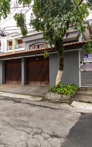 Casa à venda com 360m², 3 quartos e 4 vagas Casa à venda com 360m², 3 quartos e 4 vagasFachada + Placa
