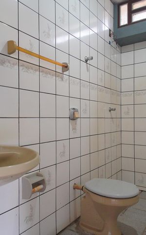 Casa à venda com 220m², 4 quartos e 3 vagasBanheiro 2