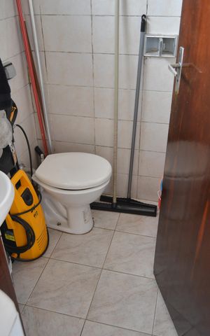 Casa à venda com 320m², 5 quartos e 4 vagasBanheiro de Serviço