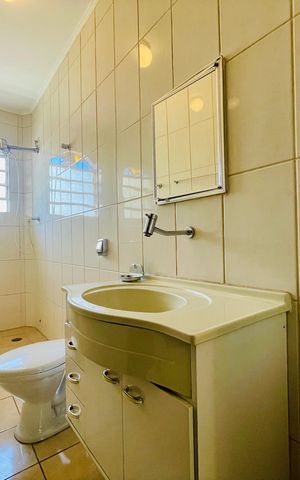 Casa à venda com 150m², 4 quartos e 1 vaga Casa à venda com 150m², 4 quartos e 1 vagaBanheiro 1