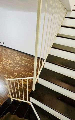 Casa à venda com 150m², 4 quartos e 1 vaga Casa à venda com 150m², 4 quartos e 1 vagaSala Escada acesso quartos