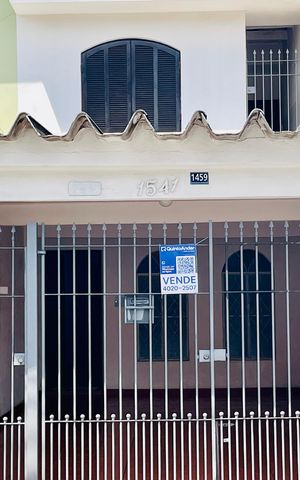 Casa à venda com 150m², 4 quartos e 1 vaga Casa à venda com 150m², 4 quartos e 1 vagaPlaca instalada na fachada do imóvel