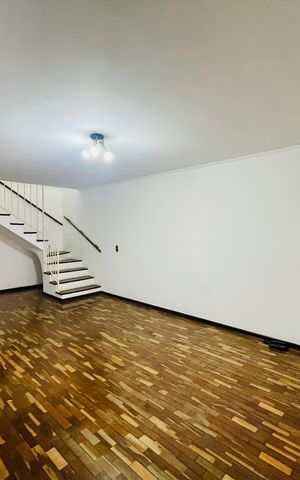 Casa à venda com 150m², 4 quartos e 1 vaga Casa à venda com 150m², 4 quartos e 1 vagaSala