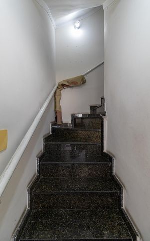 Casa à venda com 180m², 3 quartos e 3 vagas Casa à venda com 180m², 3 quartos e 3 vagasEscada