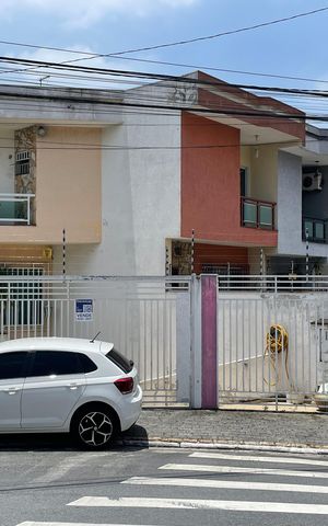 Casa à venda com 180m², 3 quartos e 3 vagas Casa à venda com 180m², 3 quartos e 3 vagasFachada