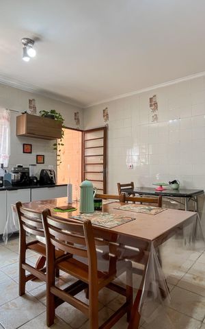 Casa à venda com 161m², 3 quartos e 2 vagas Casa à venda com 161m², 3 quartos e 2 vagasCozinha