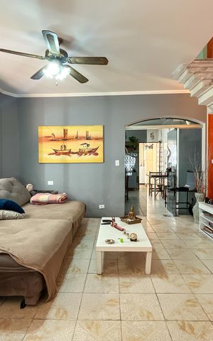 Casa à venda com 161m², 3 quartos e 2 vagas Casa à venda com 161m², 3 quartos e 2 vagasSala