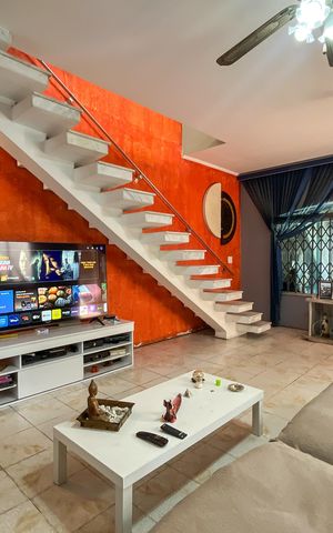 Casa à venda com 161m², 3 quartos e 2 vagas Casa à venda com 161m², 3 quartos e 2 vagasSala