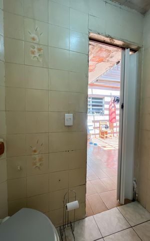 Casa à venda com 161m², 3 quartos e 2 vagas Casa à venda com 161m², 3 quartos e 2 vagasBanheiro externo