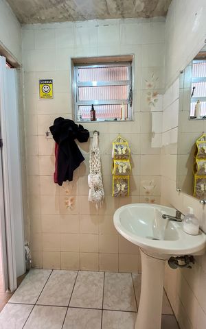 Casa à venda com 161m², 3 quartos e 2 vagas Casa à venda com 161m², 3 quartos e 2 vagasBanheiro externo