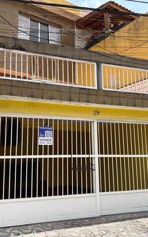 Casa à venda com 200m², 2 quartos e 2 vagasFachada