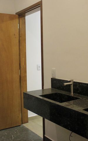 Casa à venda com 125m², 3 quartos e 2 vagasBanheiro social dos quartos