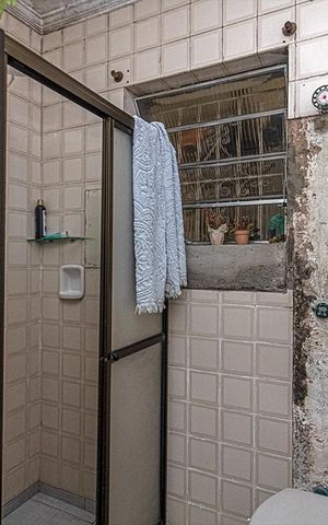 Casa à venda com 180m², 2 quartos e 2 vagas Casa à venda com 180m², 2 quartos e 2 vagasBanheiro social