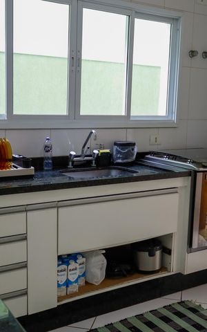 Casa à venda com 162m², 4 quartos e 4 vagas Casa à venda com 162m², 4 quartos e 4 vagasCozinha