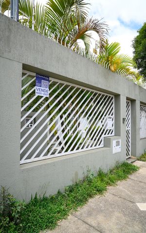 Casa à venda com 600m², 3 quartos e 2 vagas Casa à venda com 600m², 3 quartos e 2 vagasFachada