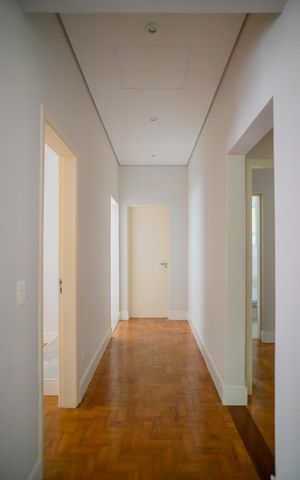 Casa à venda com 600m², 3 quartos e 2 vagas Casa à venda com 600m², 3 quartos e 2 vagasCorredor
