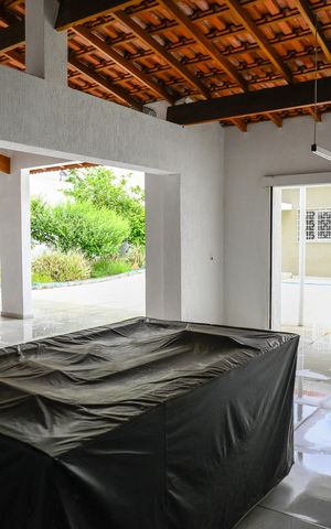 Casa à venda com 600m², 3 quartos e 2 vagas Casa à venda com 600m², 3 quartos e 2 vagasVaranda