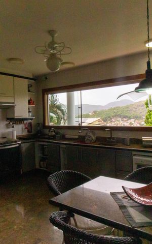 Casa de condomínio à venda com 300m², 4 quartos e 2 vagas