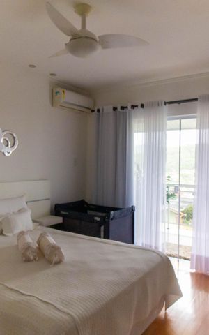 Casa de condomínio à venda com 300m², 4 quartos e 2 vagas