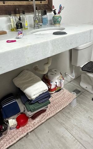 Casa à venda com 400m², 2 quartos e 3 vagas Casa à venda com 400m², 2 quartos e 3 vagasBanheiro quarto 1