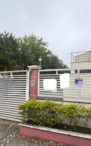 Casa de condomínio à venda com 144m², 4 quartos e 3 vagas Casa de condomínio à venda com 144m², 4 quartos e 3 vagasFachada